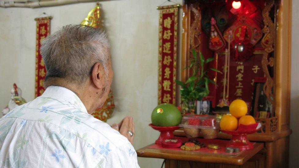 Lam Yinbun at his family shrine