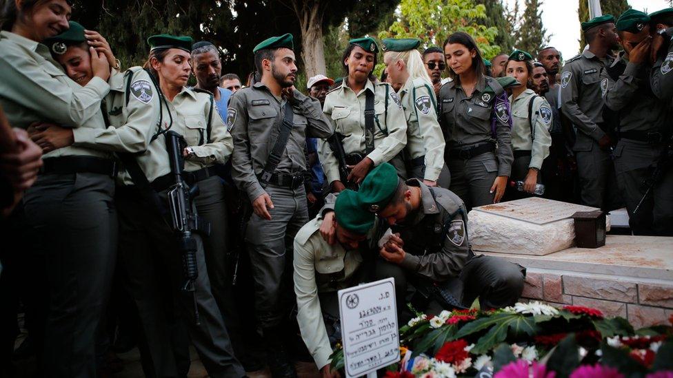 Israeli security forces personnel attend the funeral of border police officer Solomon Gabariya, who was killed in a shooting attack on a Jewish settlement in the occupied West Bank (26 September 2017)