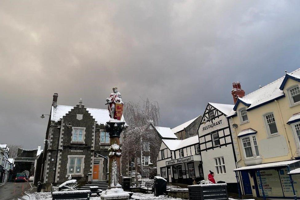 Sgwar Conwy a cherflun powain Gyndwr yn yr eira