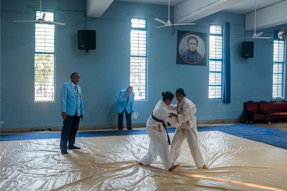 Two women do Judo