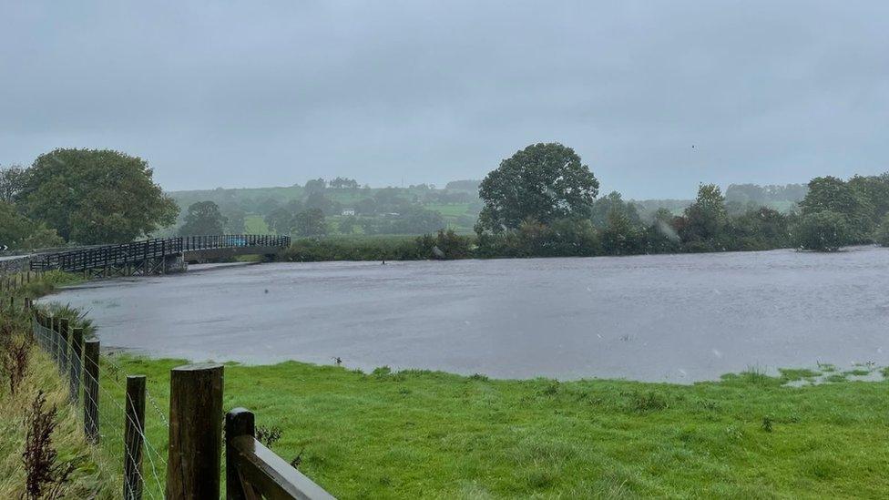 Mae Afon Lliw ger Llanuwchllyn eisoes yn gorlifo