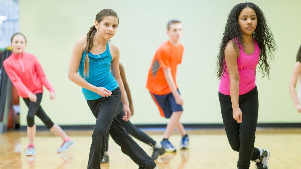 kids-dancing-in-studio.