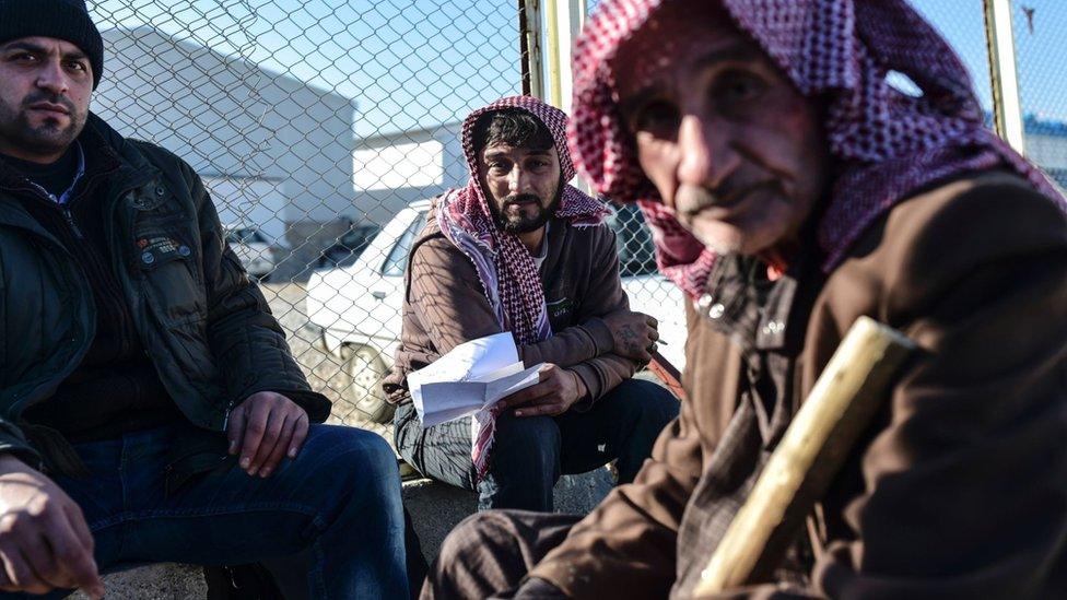 Syrians wait at the Bab al-Salam crossing with Turkey (9 February 2016)