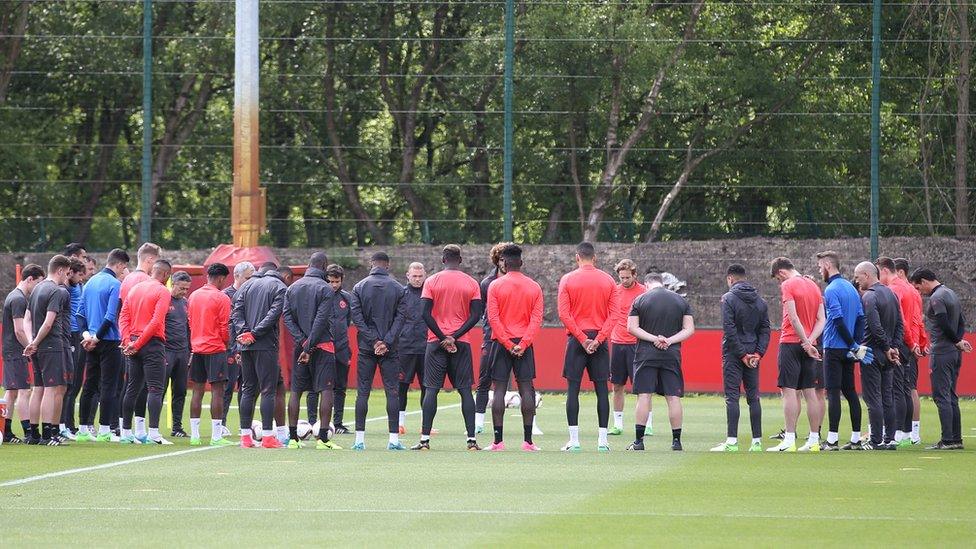 Manchester United minute's silence on pitch