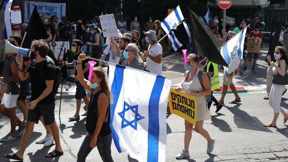 People protest in Jerusalem before an Israeli parliamentary vote on a law that allows ministers to curb mass protests (29 September 2020)