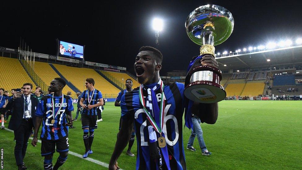 Willy Braciano Ta Bi celebrating with the Italian Primavera trophy with Atalanta