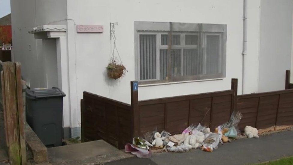 tributes outside home