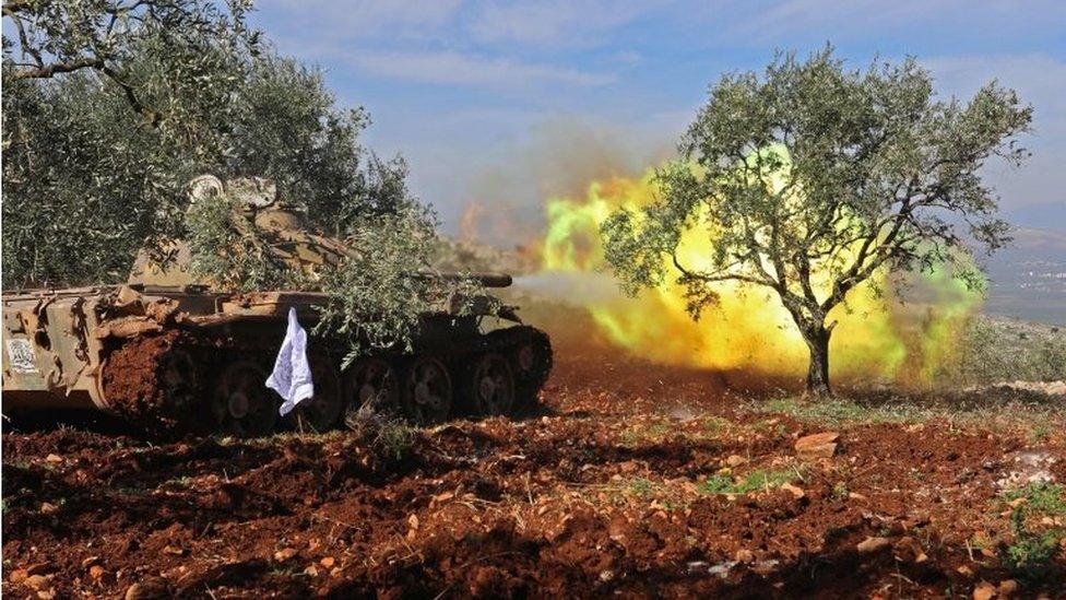 Tank of Turkish-backed rebels fires towards Kurdish fighters in Afrin (19/02/18