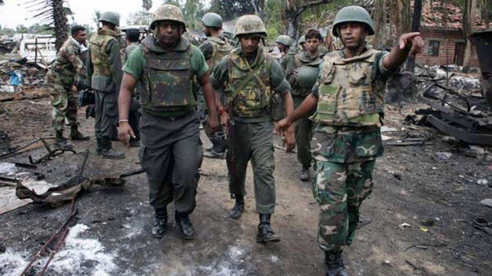 Soldiers inspect the area inside the war zone near Mullaittivu (17 May 2009)