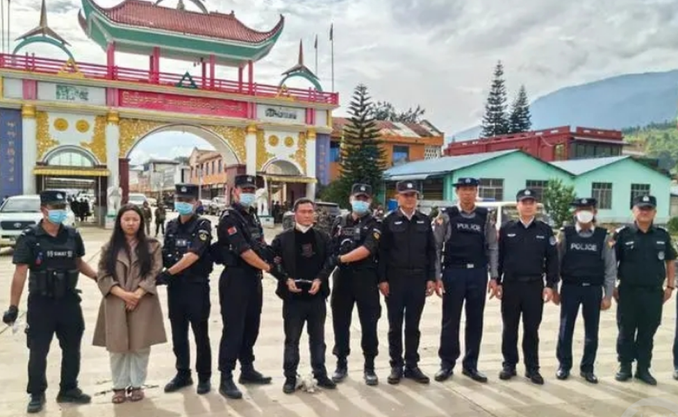 Ming Zhenzhen and Ming Guoping in the custody of Chinese police