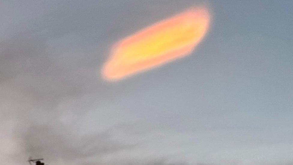 Shimmering nacreous cloud with an orange glow