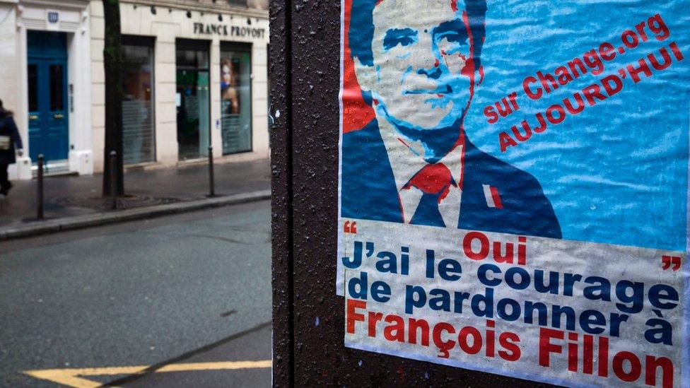 A poster in support of Fillon's candidacy, saying "Yes, I have the courage to forgive Francois Fillon"