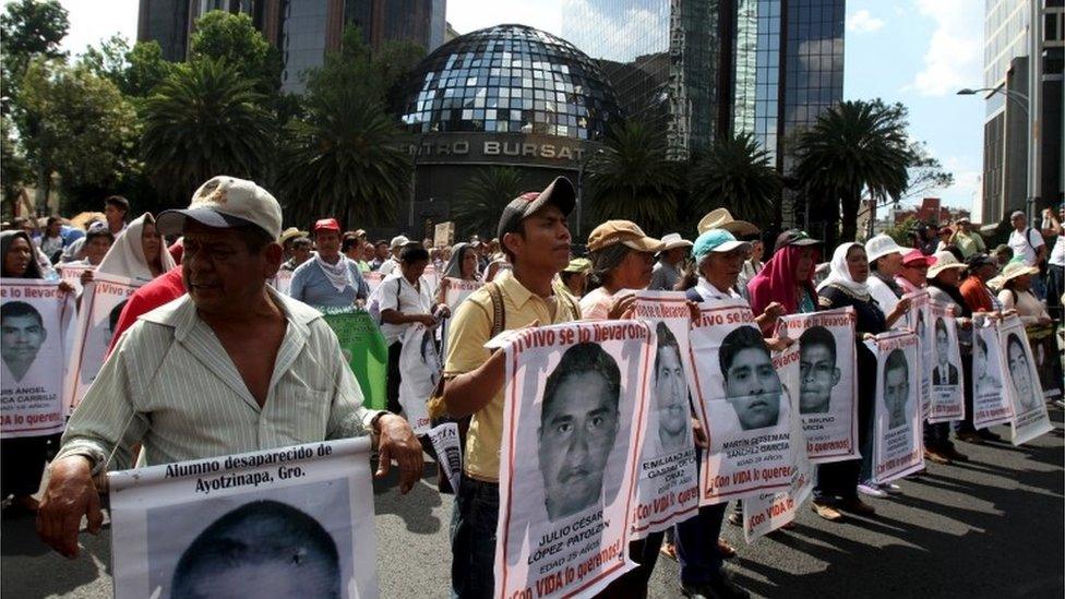 Relatives carry photos of some of the 43 missing students during a march to mark the ten-month anniversary of their disappearance, in Mexico City (26/07/2015)