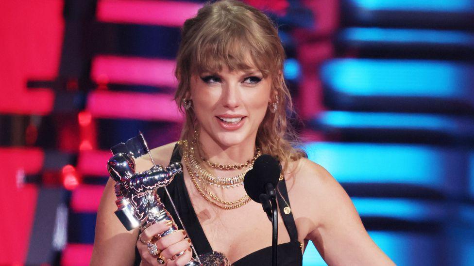  Taylor Swift accepts the song of the year award for Anti-Hero onstage during the 2023 MTV Video Music Awards on 21 September, 2023 in Newark, New Jersey