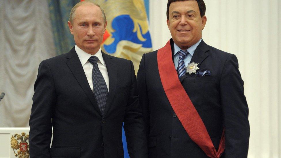 Russian President Vladimir Putin (L) and singer and parliamentarian Iosif Kobzon (R)