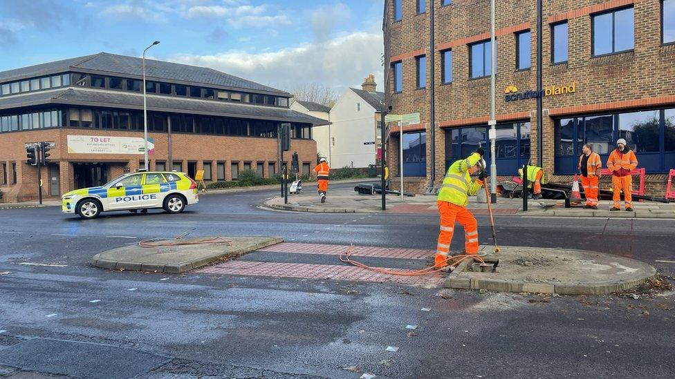 Traffic signals being removed on Crown Street to allow the abnormal load to pass