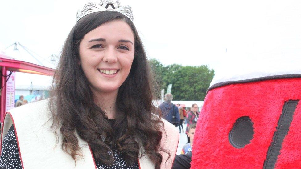 Elen Gwenllian Hughes o Gricieth yw enillydd coron Eisteddfod yr Urdd Pen-y-bont ar Ogwr, Taf ac Elái eleni.