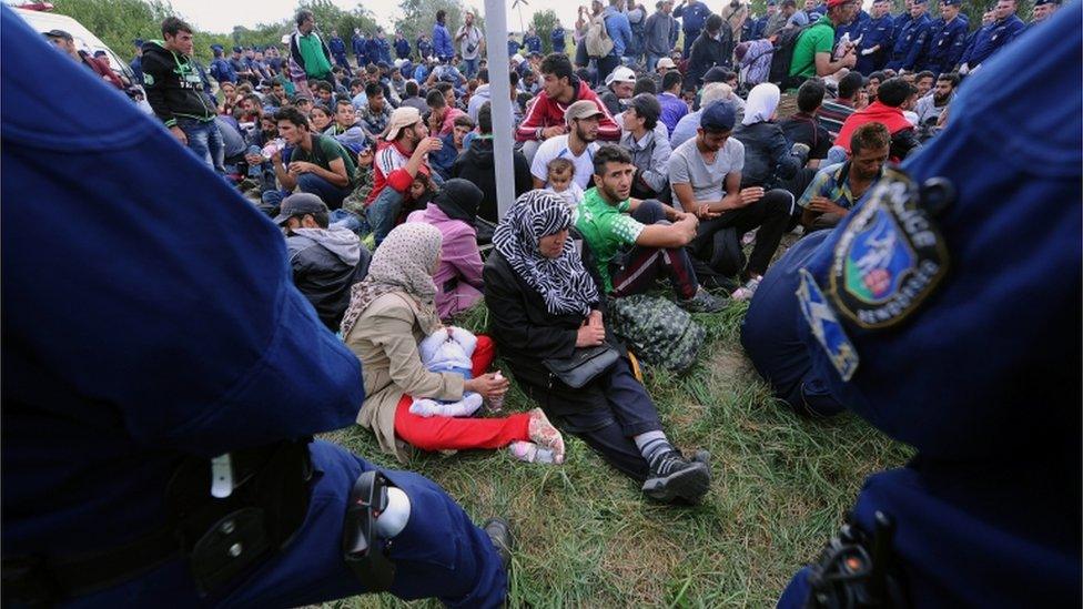 Migrants surrounded by Hungarian police after leaving Roszke camp