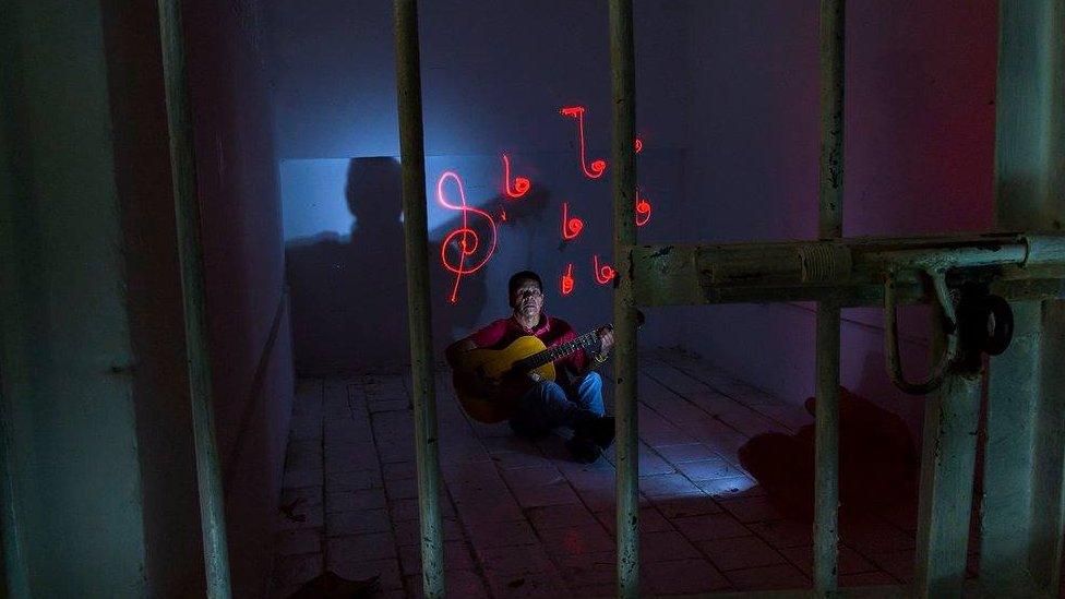 A photograph taken during a light painting workshop taught by Colombian artist Antonio Galante.