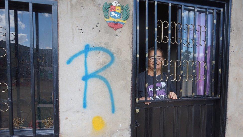 The letter “R” on a house in Tachira