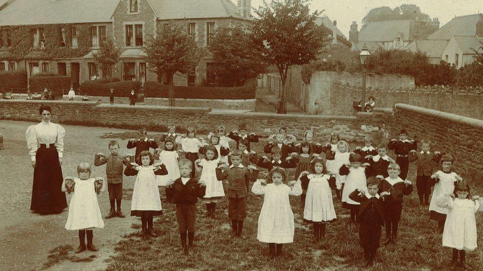 Pen, ysgwyddau, coesau, traed? Ysgol Fwrdd Stacey Road, 1901