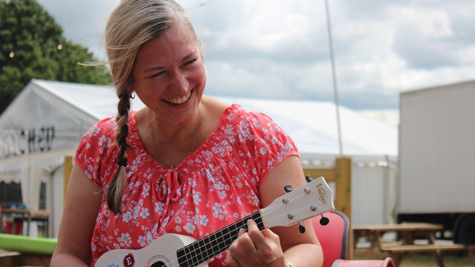 Hwyl wrth ddysgu sut i chwarae'r iwcalili // Learning how to play the ukulele