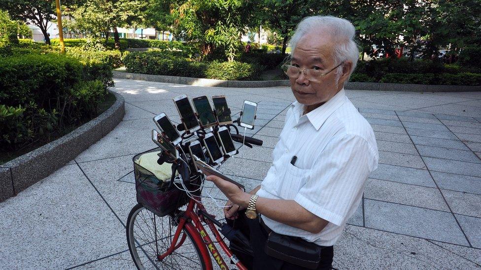 Chen San-yuan playing Pokemon Go