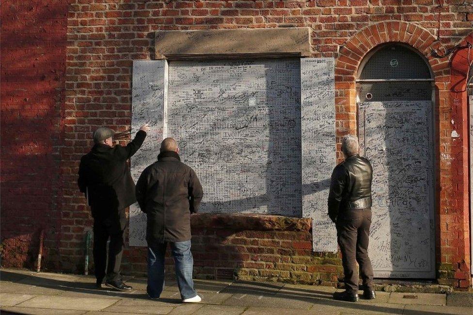 Tour guide points out graffiti on Ringo Starr's former home