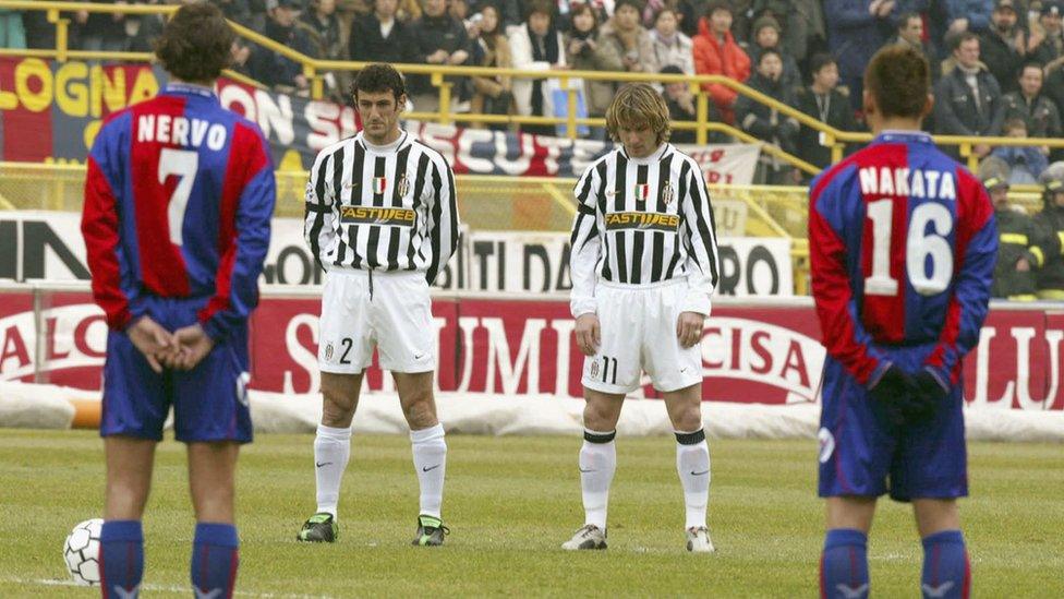 Chwaraewyr Juventus a Bologna yn cynnal munud o dawelwch