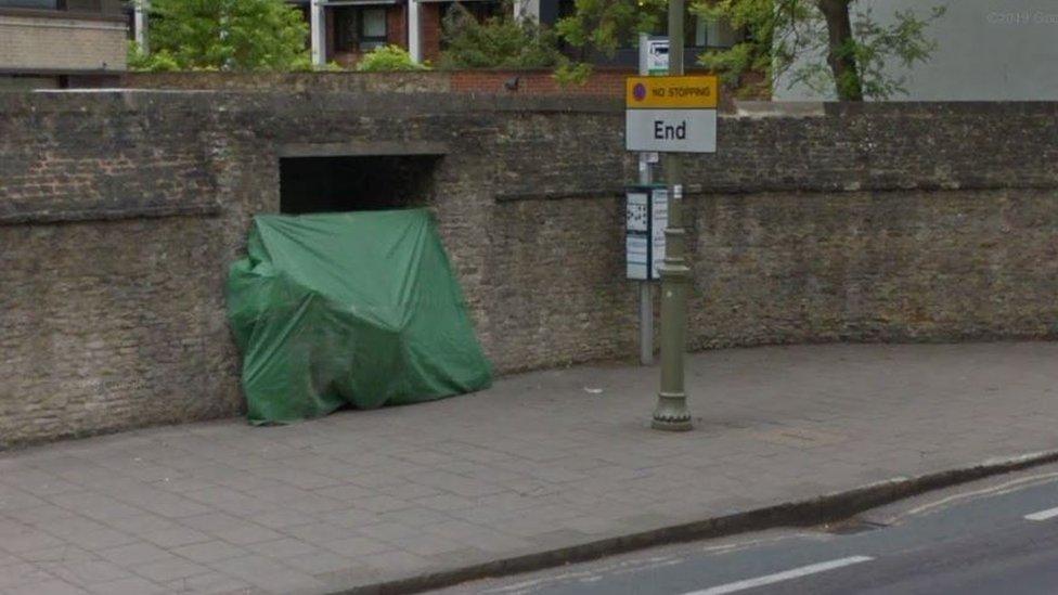 Bus shelter in Banbury Road