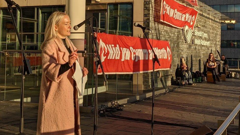 Mabli Siriol Jones yn annerch y rali