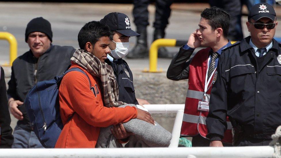 Migrant arrives in Dikili after being transported from Lesbos