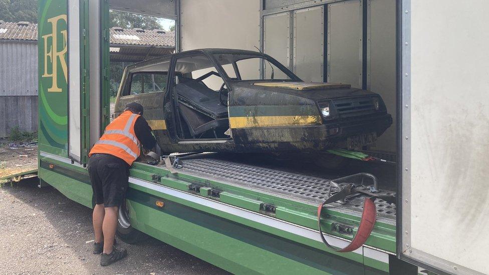 The Reliant Rialto loaded onto the back of a recovery vehicle