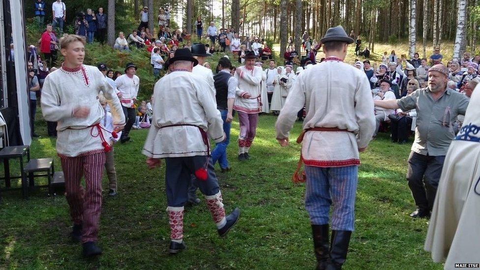 Fir a' dannsa aig a' Khuningriigipaev