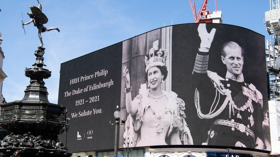 image-of-queen-and-prince-philip-on-piccadilly-circus-screen