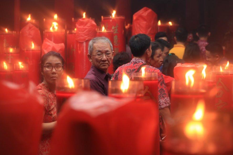 Picture of Chinese Indonesians at a temple in Jakarta