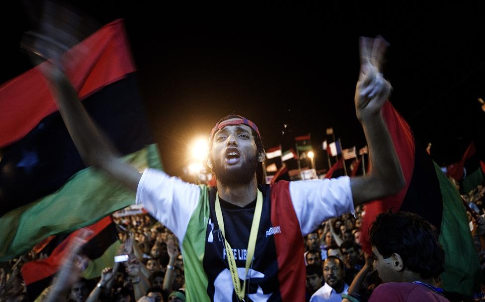 Tens of thousands of Libyans celebrate the arrest of Kadhafi's son Saif al-islam and the partial fall of Tripoli in the hands of the Libyan rebels on August 21, 2011 in Benghazi, Libya