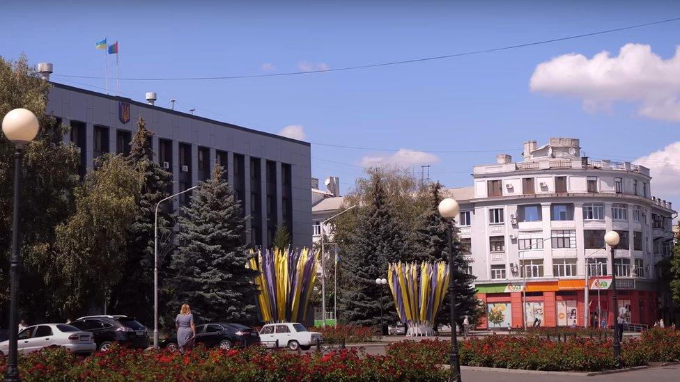 Leafy square in central Bakhmut