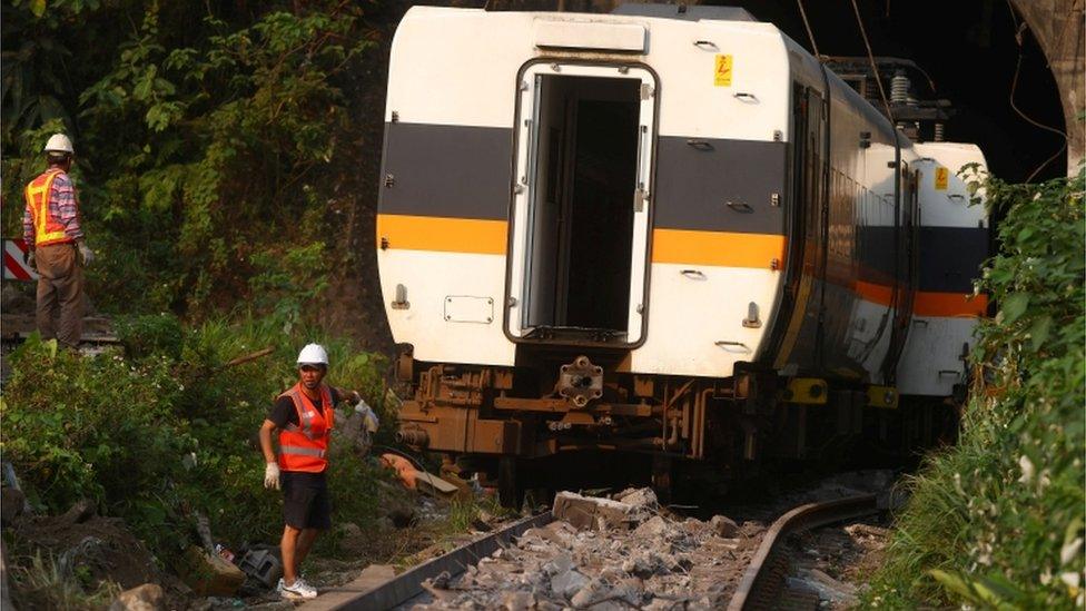 Salvage crews remove train carriages north of Hualien, Taiwan, 3 April 2021