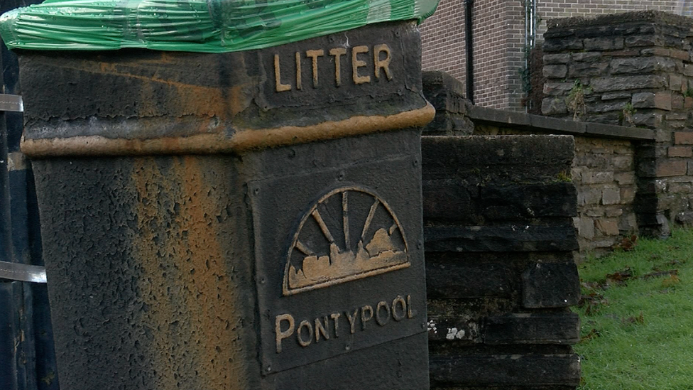 Litter bin in Pontypool