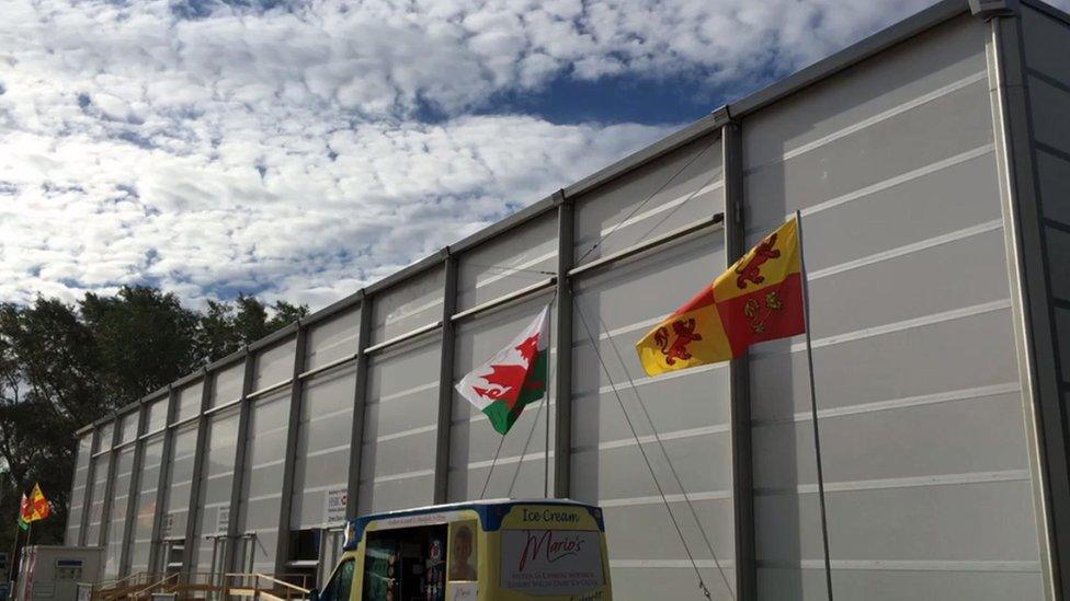 Dyma bafiliwn newydd yr Eisteddfod // The iconic pink Eisteddfod pavilion has been replaced by the less ostentatious 'Evolution' pavilion