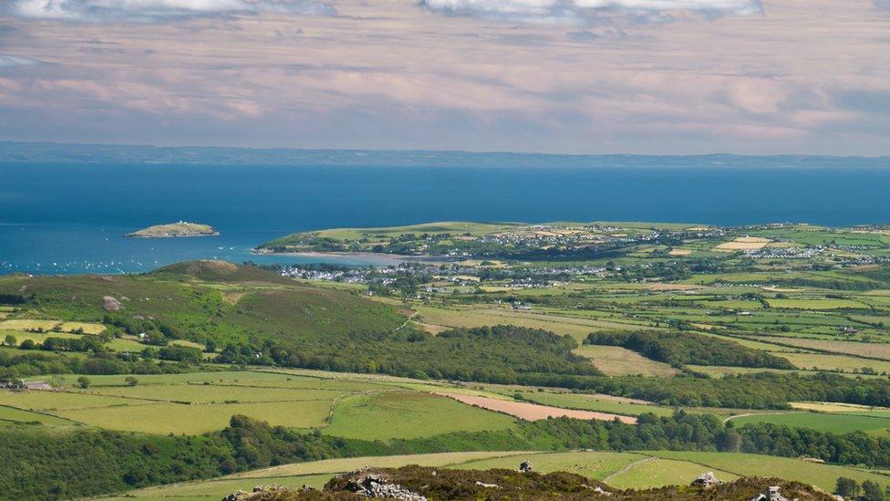 Golygfa o Abersoch o gopa Garn Fadryn