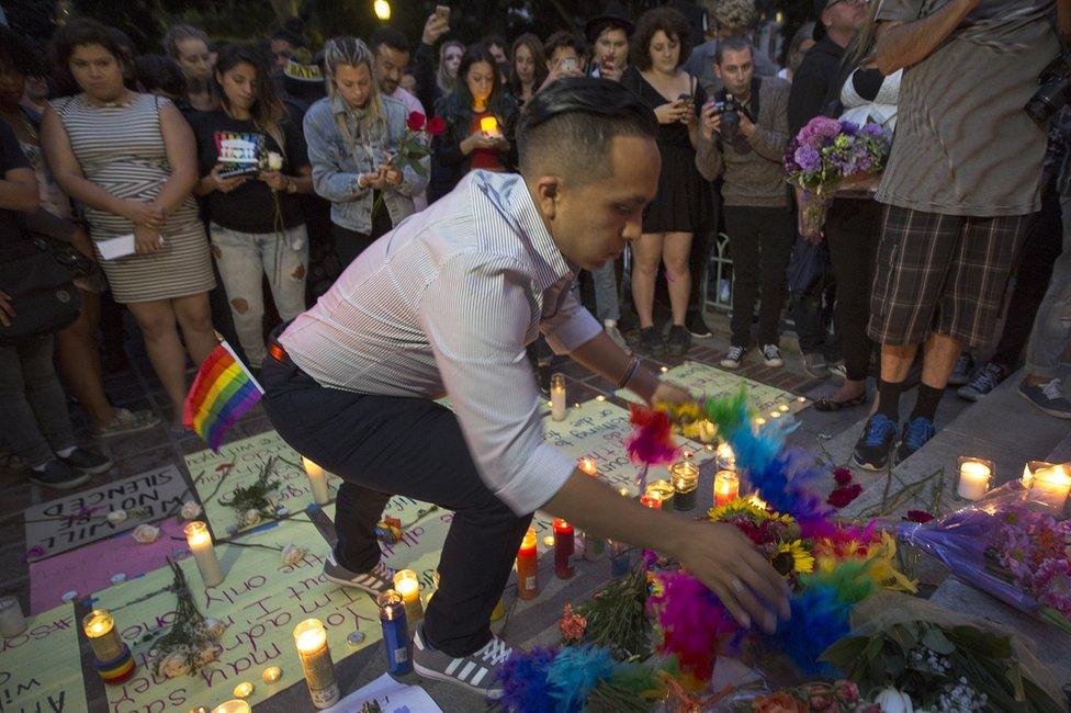 People build a makeshift memorial on the steps of City Hall during a vigil for the worst mass shooing in United States history in Los Angeles, 13 June