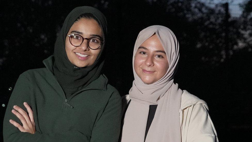 Yasmina Abdelrazik (right) with her friend Zara Ahmed