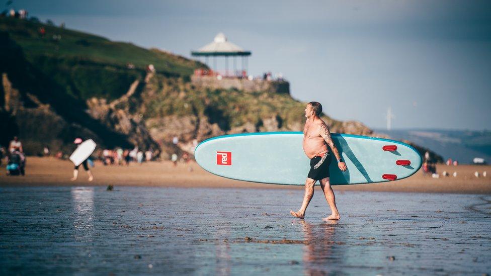 Mwynhau'r tonnau ger Traeth y Gogledd, Dinbych-y-Pysgod