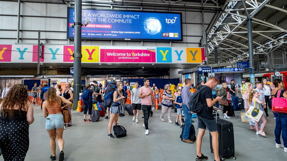 Leeds railway station busy with passengers