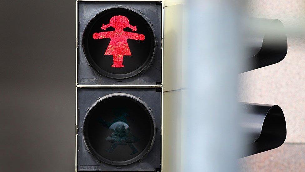 Girl-Apelmannchen-on-traffic-light-in-Berlin.