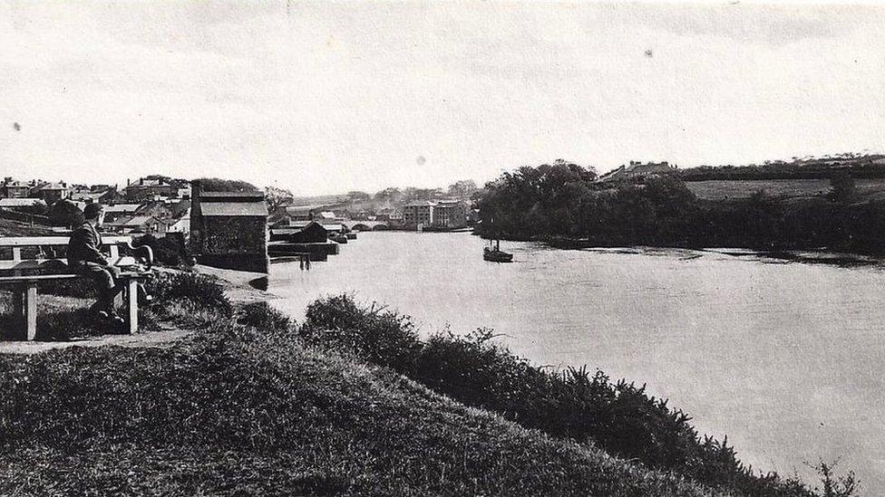 Afon Teifi a'r dref o ardal Netpool yn 1915, gan gynnwys yr hen waith nwy a 'Malta Fach' ar yr afon