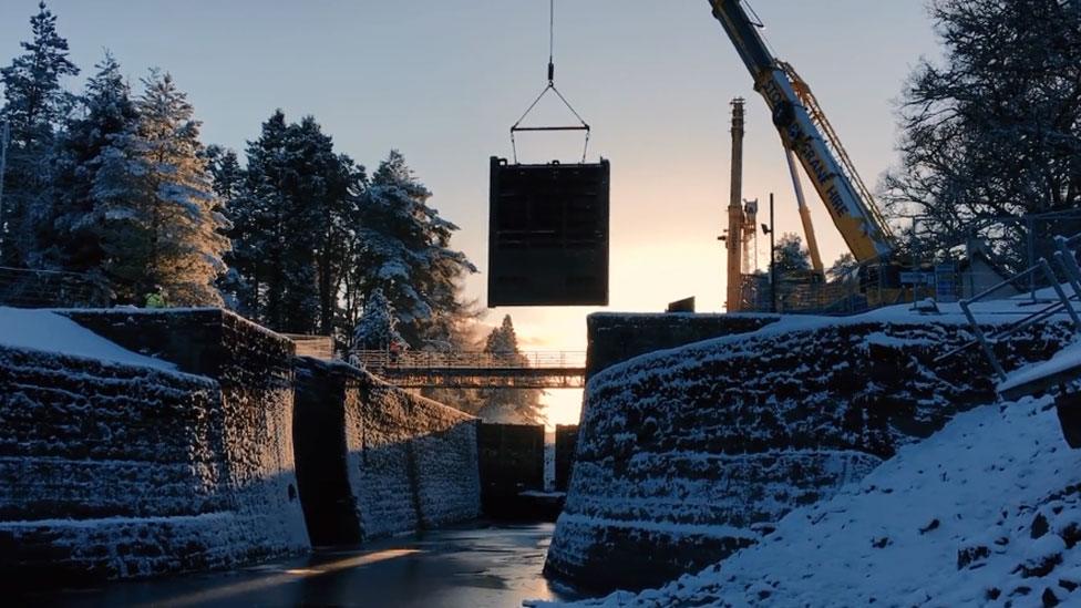 Removal of a lock gate at Kytra