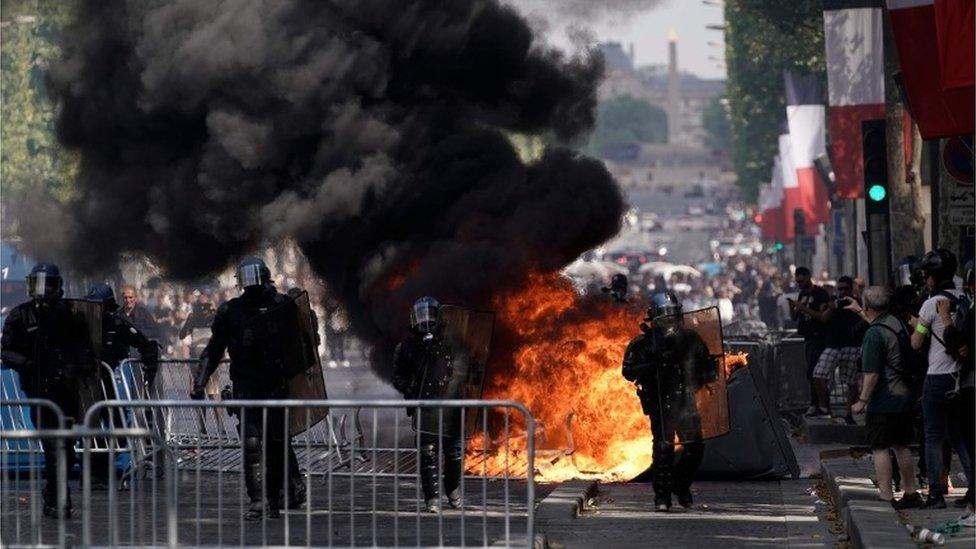 champs elysees clashes